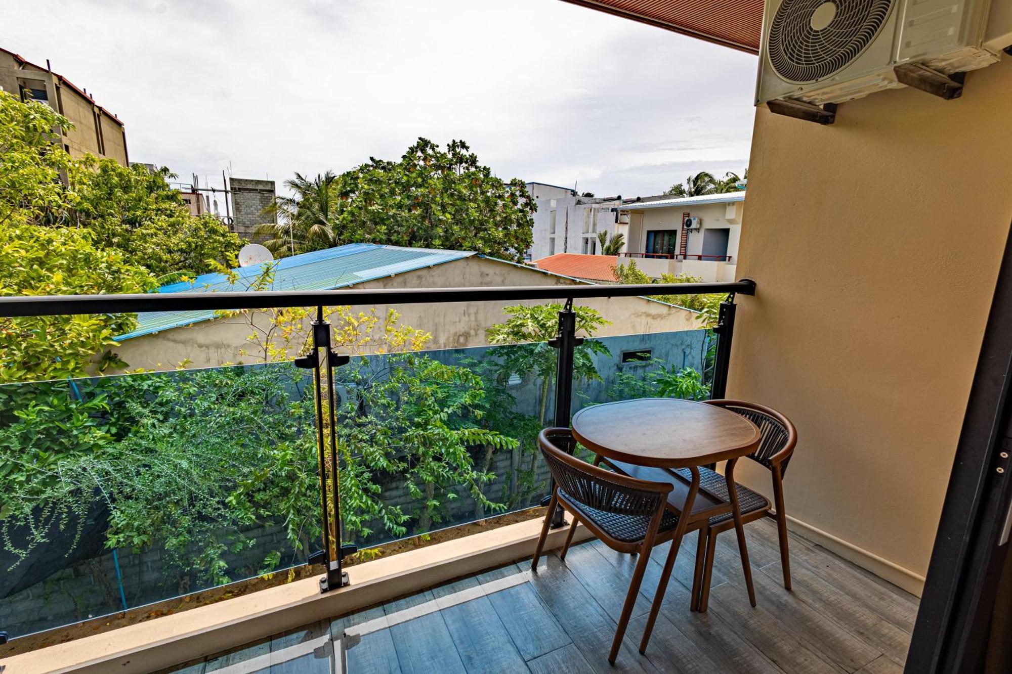 Hotel Bibee Maldives Dhiffushi Esterno foto